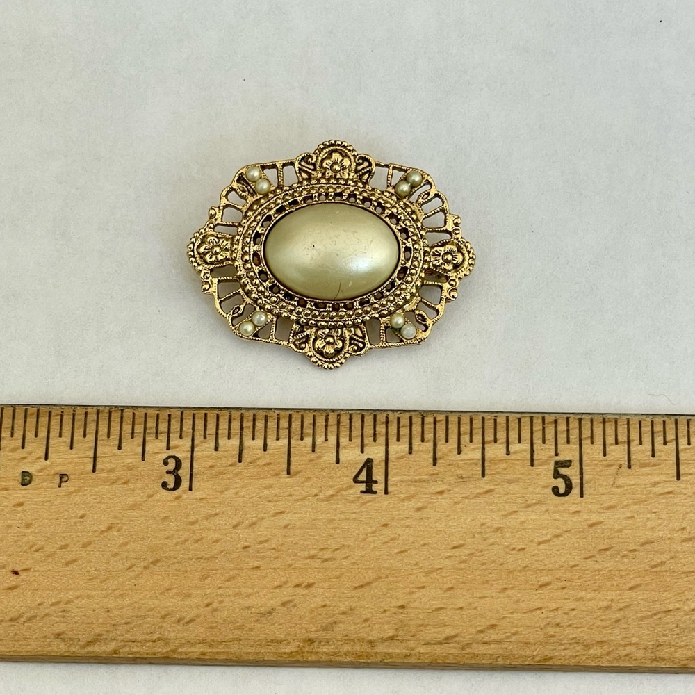 Charming 1928 Vintage Goldtone and Pearl Brooch - Picture 4 of 7